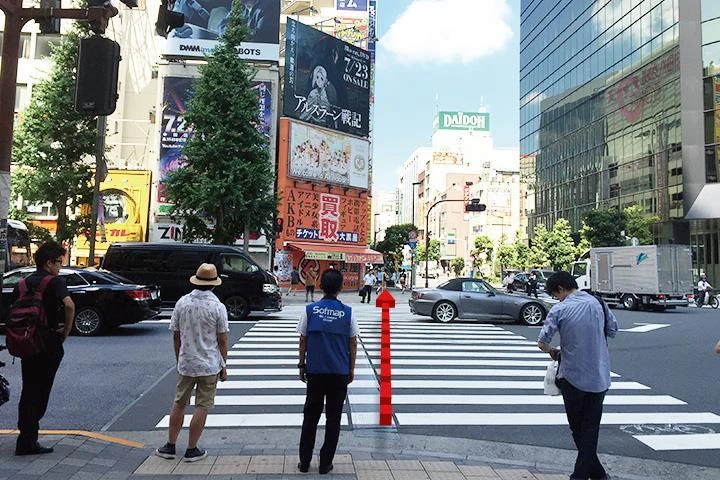 新東京ビルの角を右に曲がる