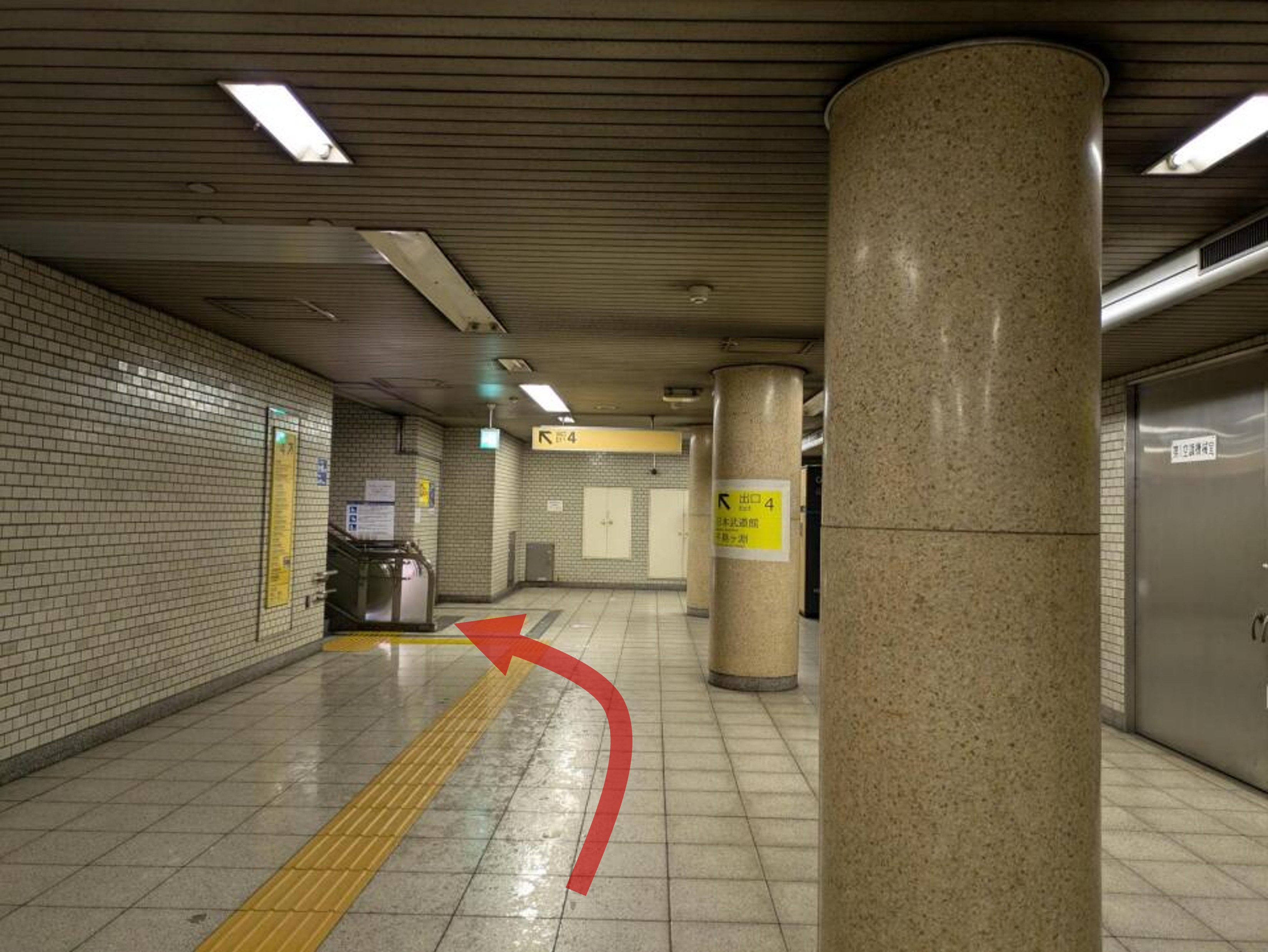 4番出口へ向かう