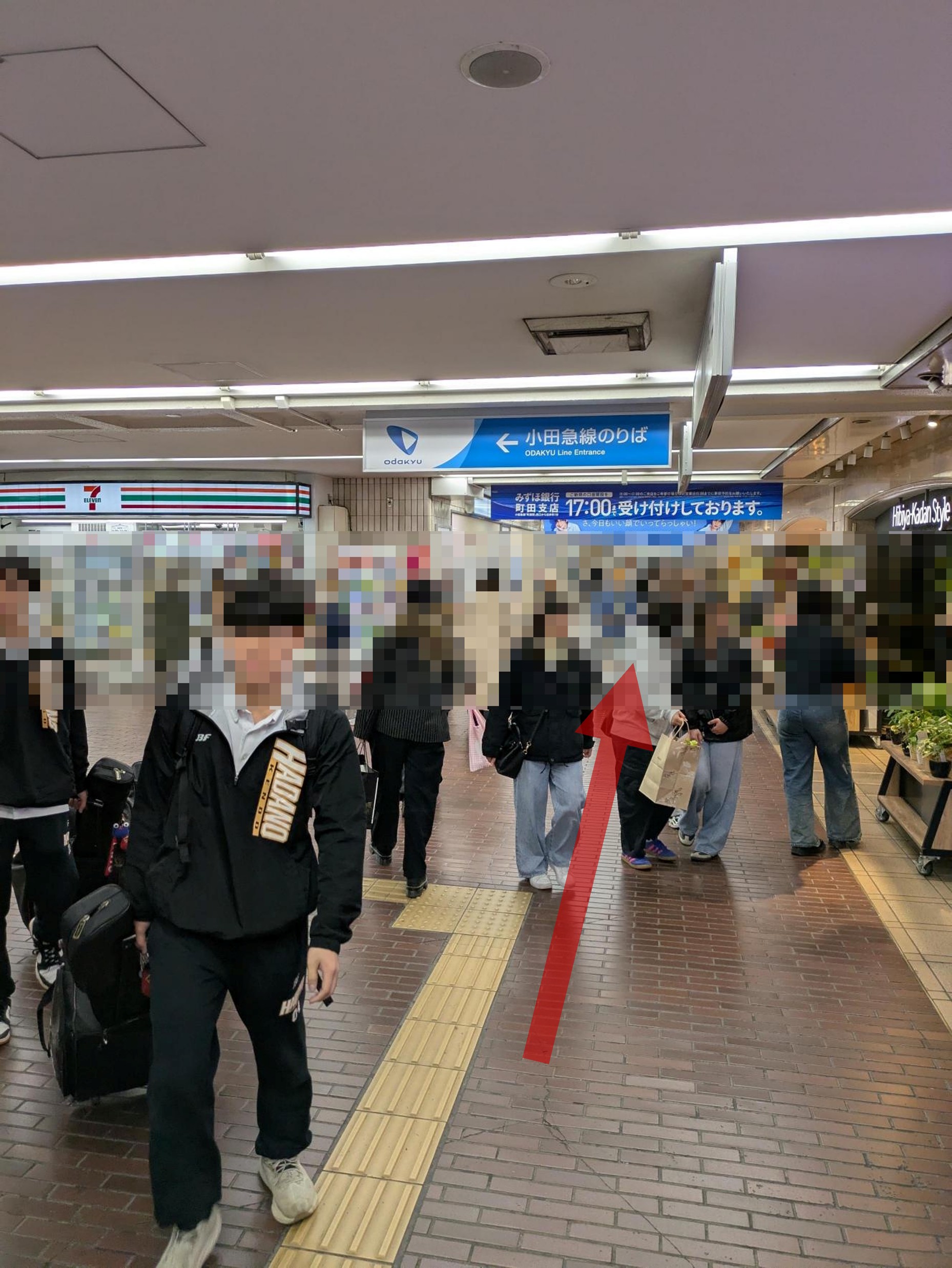 会場入り口まで