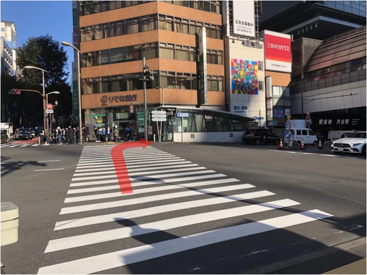 横断歩道を渡り右折