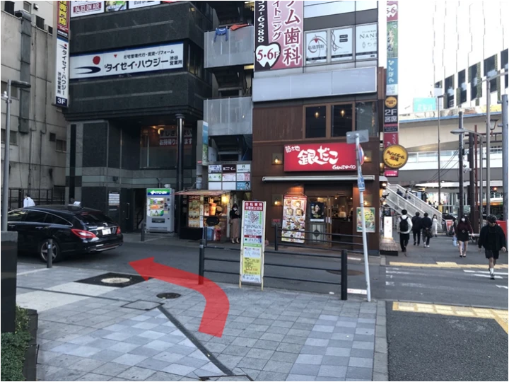 銀だこの看板で左折