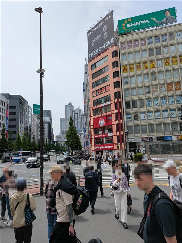 横断歩道を渡り、しばらく直進