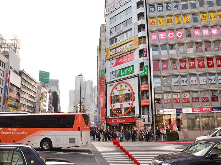 横断歩道を渡り、しばらく直進