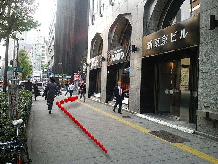 新東京ビルの角を右に曲がる