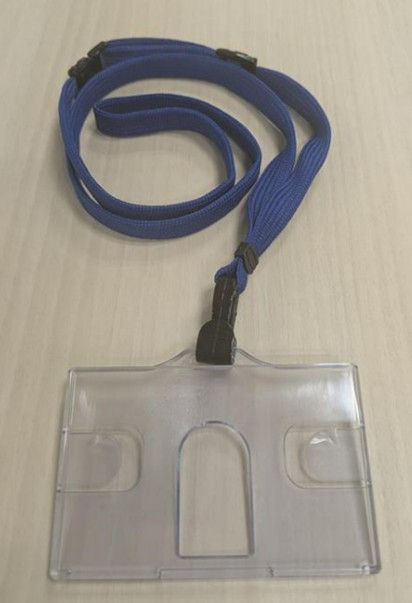 青色のネックストラップ